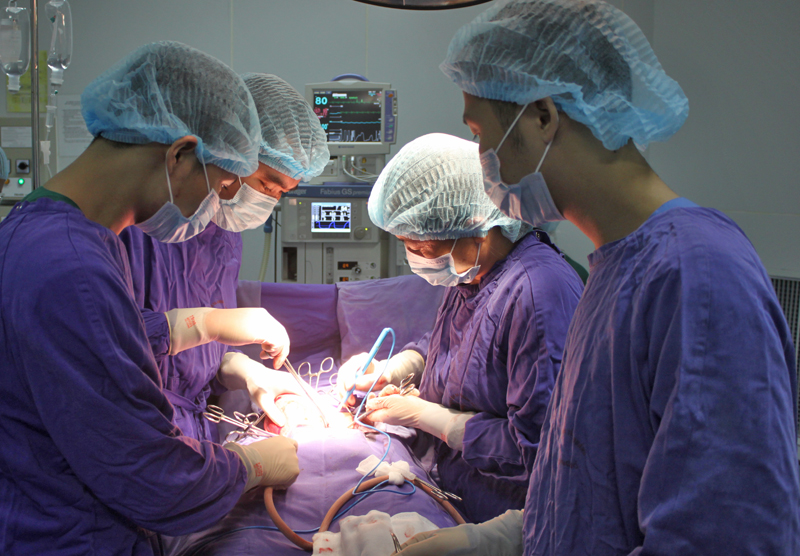 Phẫu thuật cắt tử cung trong điều trị ung thư cổ tử cung tại Bệnh viện Đa khoa tỉnh.