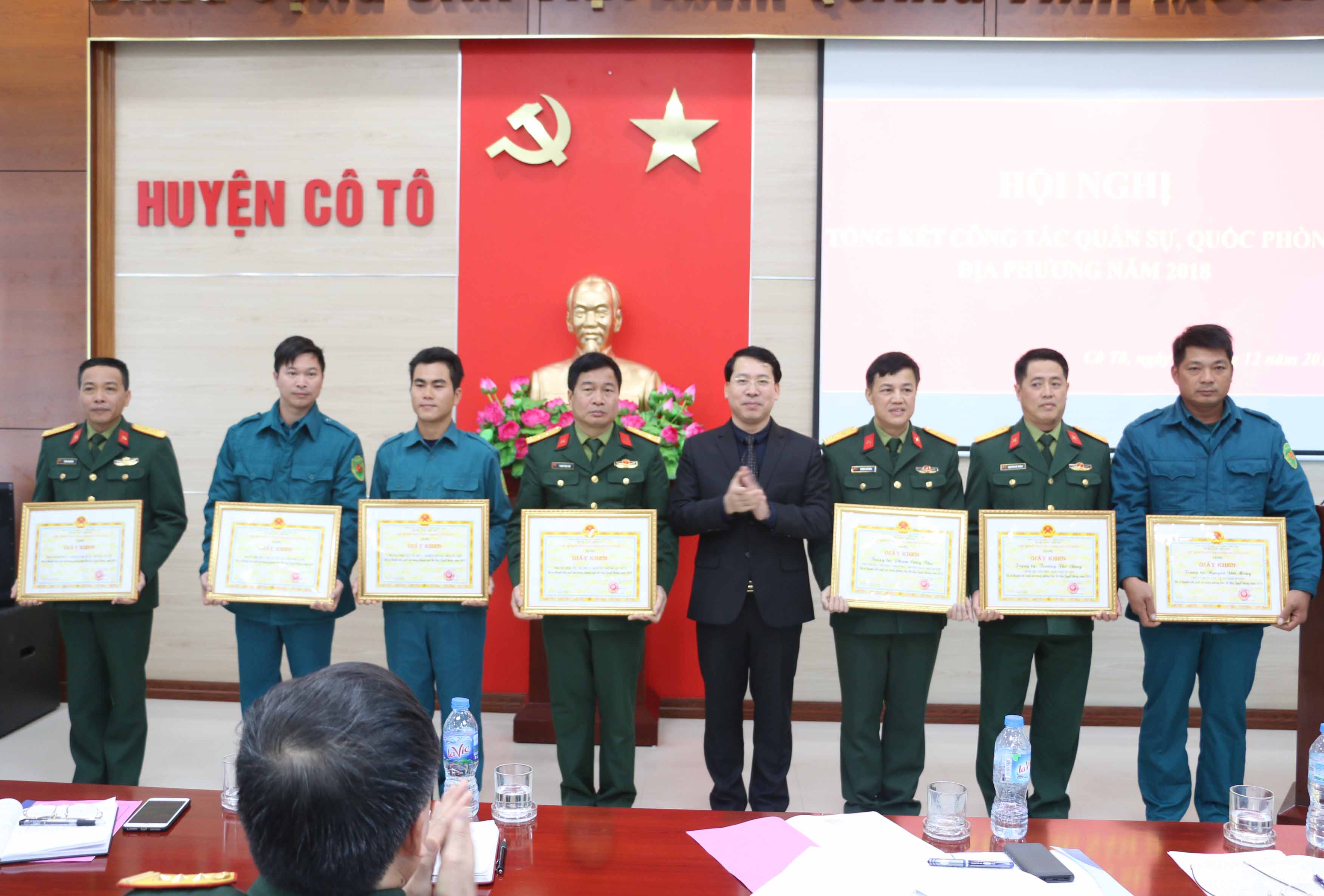 Bí thư Huyện ủy, Chủ tịch UBND huyện Trần Như Long tặng giấy khen  cho các tập thể và cá nhân đã có thành tích xuất sắc trong phong trào thi đua Quyết thắng năm 2018.