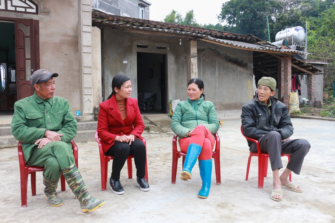 Chị Hoàng Thị Hạnh (thứ 2, từ trái sang) thường xuyên gần gũi, nắm bắt tình hình các hộ dân trong thôn.