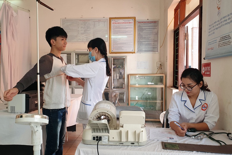 Đội ngũ cán bộ y bác sĩ Bệnh viện đa khoa TP Cẩm Phả tổ chức khám tuyển cho thanh niên đủ tuổi nhập ngũ  phường Cửa Ông
