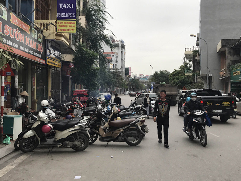 Xe máy để tràn xuống đường trên phố Tô Hiến Thành, phường Trần Hưng Đạo, TP Hạ Long
