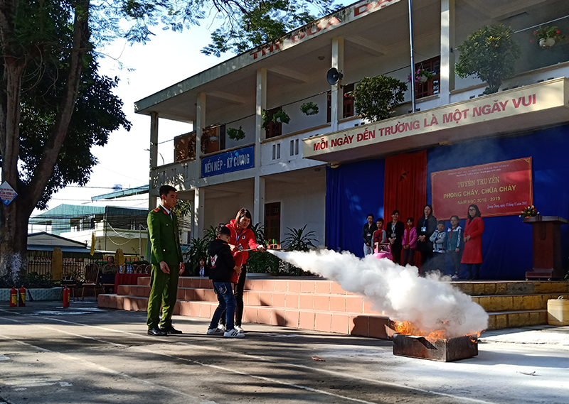 Cô và trò trường TH Quang Trung thực hành chữa cháy