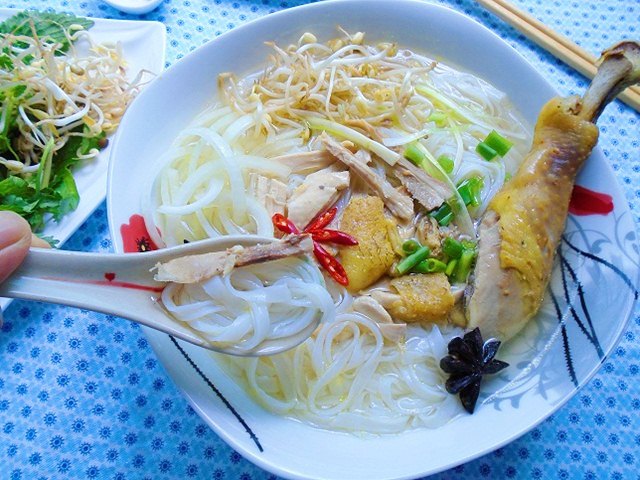 Vitamin 6 có nhiều trong ngũ cốc, thịt gà, thịt heo, cá hồi, cá ngừ, bơ đậu phộng, các loại đậu, chuối, quả óc chó, cải bó xôi và quả bơ...