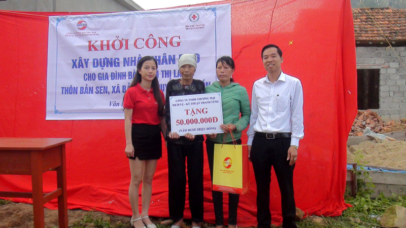 Hội CTĐ huyện Vân Đồn phối hợp với doanh nghiệp trên địa bàn khởi công xây nhà nhân đạo cho gia đình chị Phạm Thị Lan, xã Bản Sen