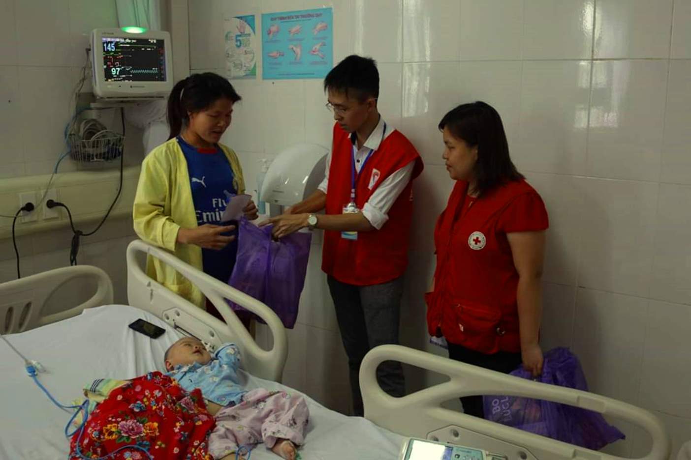 Đội Tình nguyện viên CTĐ tặng quà cho các bệnh nhi có hoàn cảnh khó khăn đang được điều trị tại Bệnh viện Sản nhi