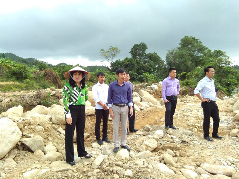 Đồng chí Nguyễn Thị Thu Hà, Bí thư Huyện ủy kiểm tra tiến độ thi công các công trình 135 trên địa bàn huyện 