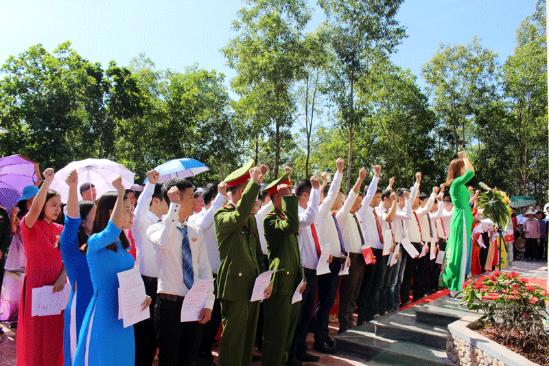 Huyện ủy Đầm Hà đã tổ chức lễ kết nạp đảng viên cho 70 quần chúng ưu tú và khánh thành Khu di tích cột cờ Núi Hứa, xã Đại Bình.