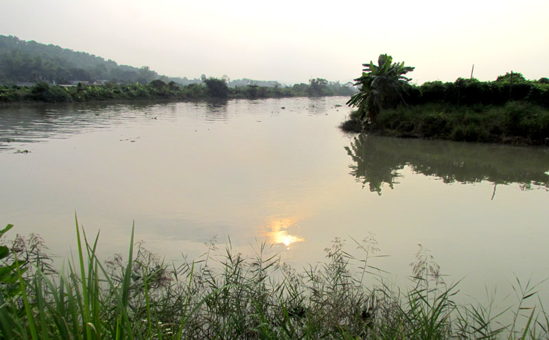 Đoạn cuối sông Nguyễn đổ vào sông Kinh Thầy gần bến đò Triều về phía hạ lưu.