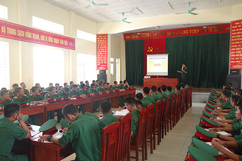 1. Một giờ huấn luyện giáo dục, chính trị tại Trung đoàn 244 (Bộ CHQS tỉnh).