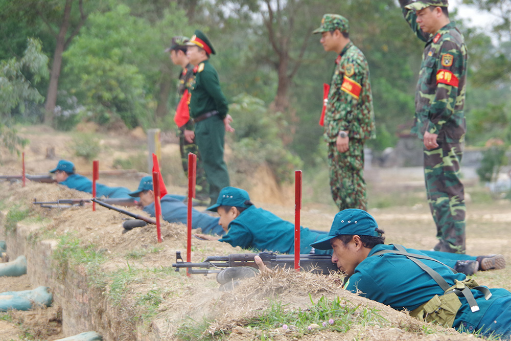 Diễn tập bắn đạn thật của dân quân tự vệ thành phố Uông Bí.