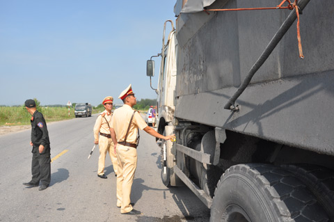 Lực lượng CSGT kiểm tra phương tiện trên QL279 đoạn đi qua huyện Hoành Bồ 