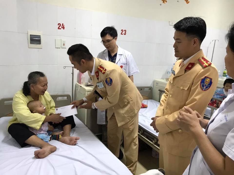 Chiến sĩ Phòng CSGT đường bộ, đường sắt (Công an tỉnh) thăm, tặng quà bệnh nhi Bệnh viện Sản Nhi Quảng Ninh. Ảnh do bệnh viện cung cấp