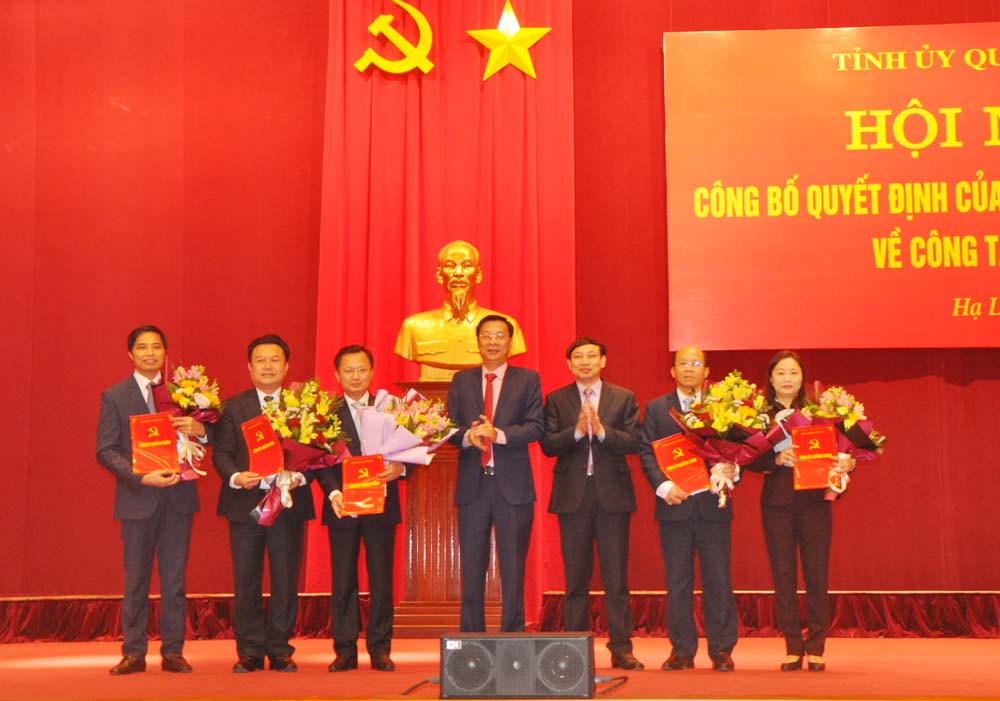 Các đồng chí chí lãnh đạo tỉnh tặng hoa chúc mừng các đồng chí được bầu giữ chức Phó Bí thư tỉnh uỷ nhiệm kỳ 2015-2020