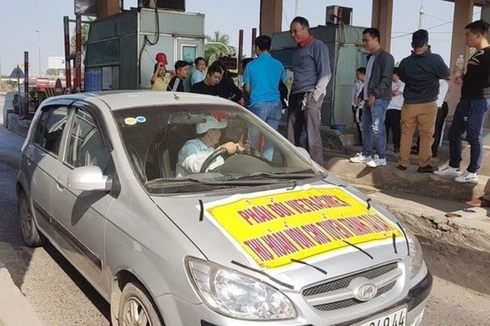 Các tài xế đưa nhiều loại phương tiện khác nhau như xe ô tô, xe tải, xe taxi cùng treo băng rôn đi đến trạm thu phí BOT Bắc Thăng Long – Nội Bài rồi cho xe dừng tại đây yêu cầu chủ đầu tư di dời trạm về tuyến đường tránh.