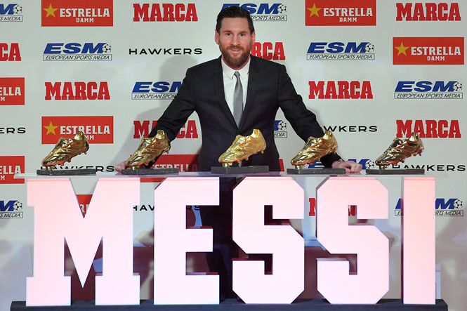 Messi (phải) nhận giải thưởng "Chiếc giày vàng" châu Âu. Ảnh: AFP