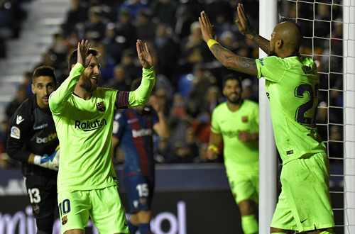 Messi (trái) tiếp tục duy trì hiệu suất ghi bàn cao ở mùa này AFP