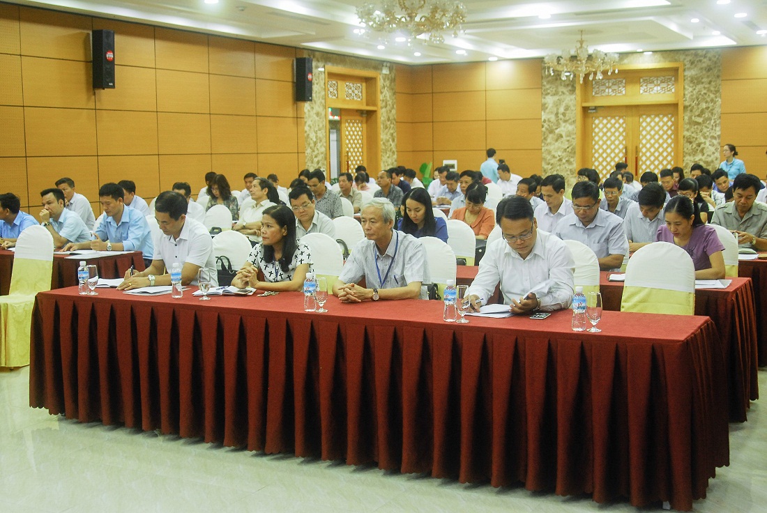 Các cán bộ MTTQ cấp huyện tham gia hội nghị tập huấn triển khai công tác lấy phiếu khảo sát đánh giá của người dân về Chỉ số PAPI.