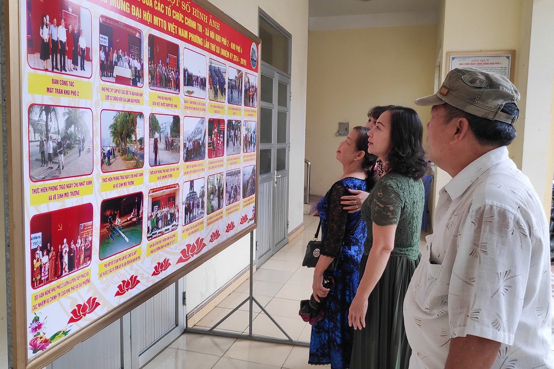 Hình ảnh các hoạt động, phong trào tiêu biểu của liên khu phố 2 và 4 (phường Hồng Hà, TP Hạ Long) được trưng bày tại nhà văn hóa để người dân theo dõi.