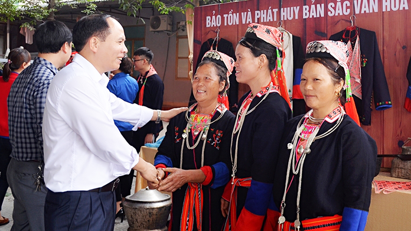 Bí thư Thành ủy Trần Văn Lâm động viên các nghệ nhân biểu diễn vân hóa người Dao tại chợ cảnh Uông Bí