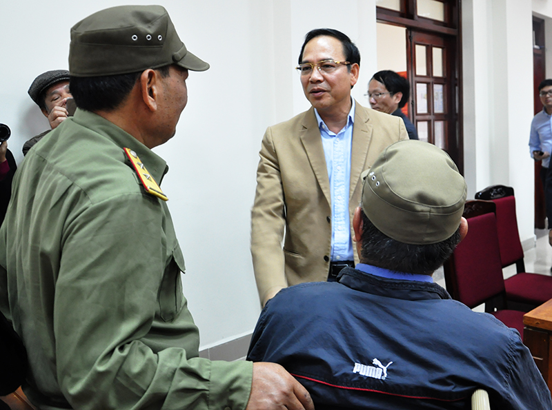 Đồng chí Đặng Huy Hậu, Ủy viên Ban Thường vụ Tỉnh ủy, Phó Chủ tịch UBND tỉnh trao đổi với đại diện Xí nghiệp tập thể thương binh Quang Minh. 