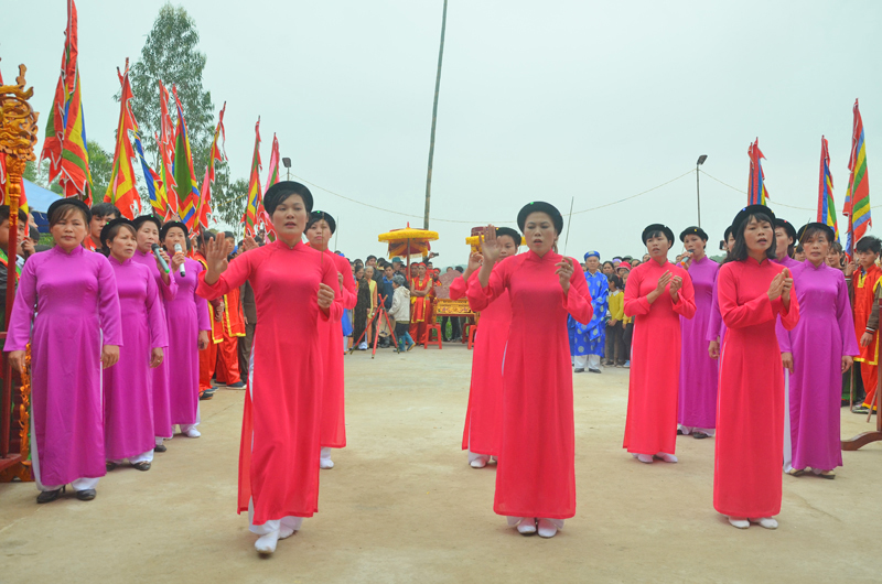 Múa dâng hương trong múa, hát nhà tơ tại lễ hội Đình Tràng Y, xã Đại Bình (Đầm Hà) vào tháng giêng năm 2018. Ảnh: Dương Quốc Nghị (TTTT-Vh Đầm Hà)