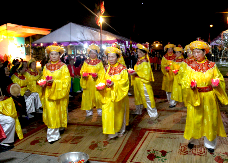 Múa đèn trong hát, múa nhà tơ tại Lễ hội Đình Đầm Hà tổ chức vào tháng giêng, năm 2018. Ảnh: Dương Quốc Nghị (TTTT-VH Đầm Hà).