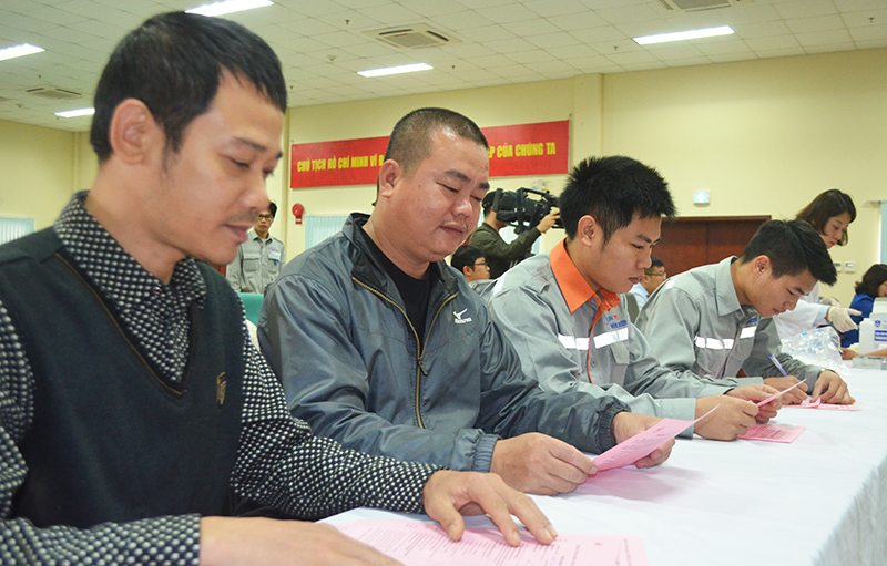 cán bộ, nhân viên Công ty Nhiệt điện Mông Dương tham khảo thông tin trước khi hiến máu