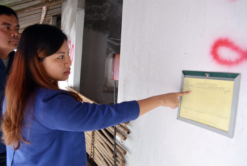Chị Lê Thị Thúy Dung, Giám đốc Công ty TNHH MTV Phát triển Nông, lâm, ngư Quảng Ninh kiểm tra bảng ghi chép trên chuồng nuôi.