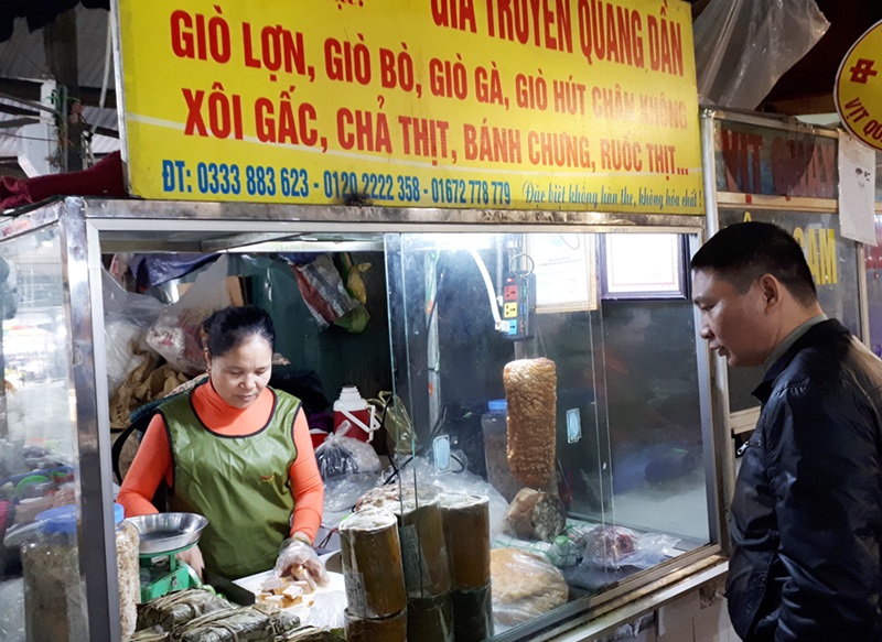 Sản phẩm ruốc, giò, chả được làm từ thịt lợn ỉ Móng Cái của HTX giò, chả Quang Dân được bày bán đến người tiêu dùng.