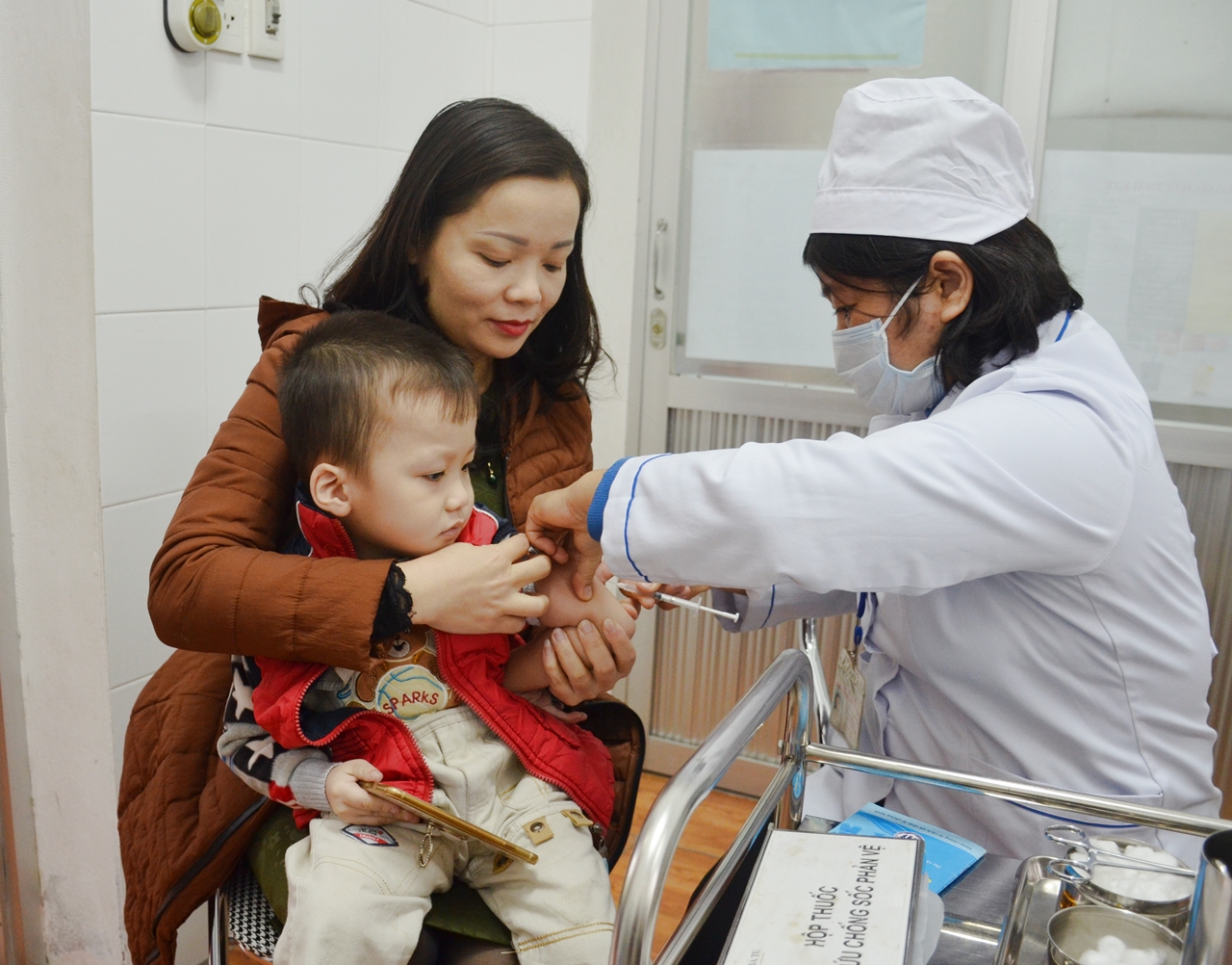 Tiêm phòng vắc xin sởi-rubela cho trẻ em tại Trạm y tế phường Hà Tu, TP Hạ Long