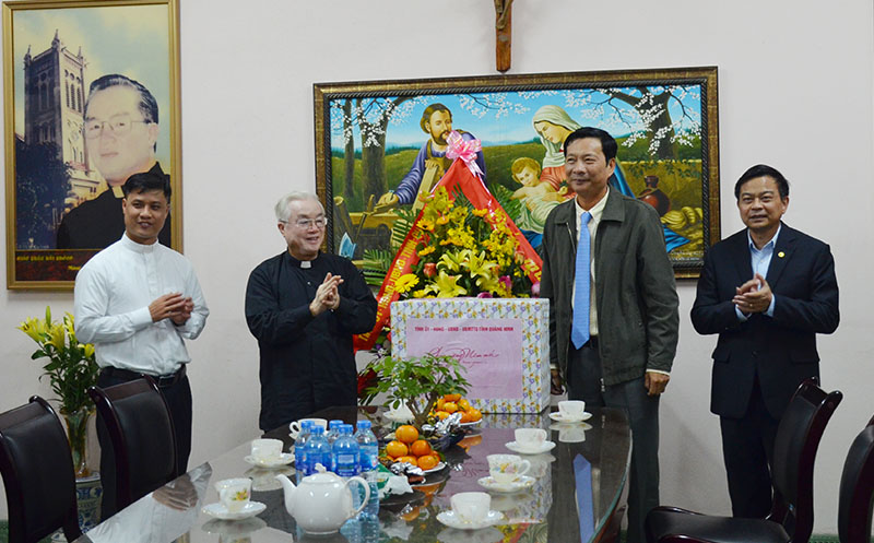 Đồng chí Nguyễn Văn Đọc, Bí thư Tỉnh ủy, Chủ tịch HĐND tỉnh tặng hoa chúc mừng linh mục và giáo dân giáo xứ Hòn Gai nhân dịp đón Giáng sinh 2018.