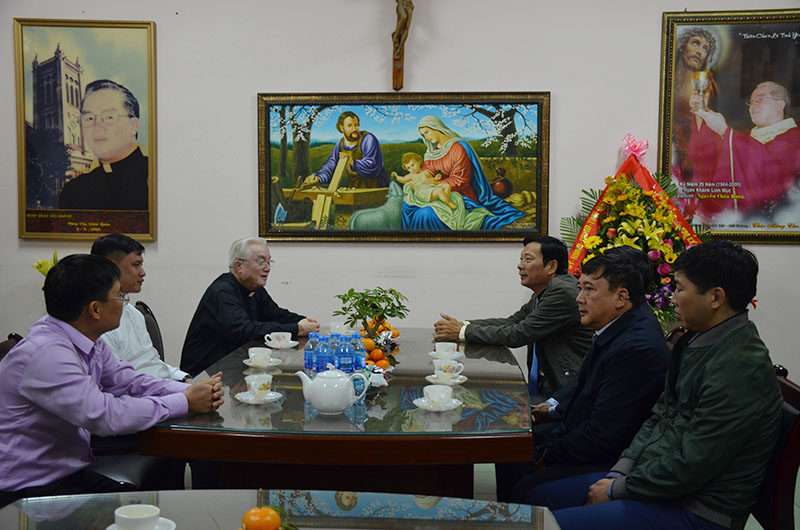 Đồng chí Nguyễn Văn Đọc, Bí thư Tỉnh ủy, Chủ tịch HĐND tỉnh chúc mừng các linh mục và giáo dân giáo xứ Hòn Gai nhân dịp đón Giáng sinh 2018