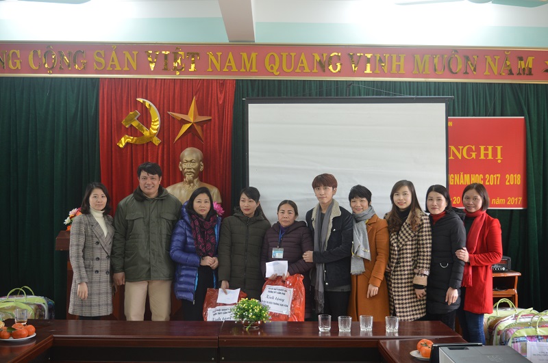 Công đoàn trường THPT TP Cẩm Phả tặng quà Tết cho giáo viên có hoàn cảnh khó khăn tại huyện Vân Đồn.