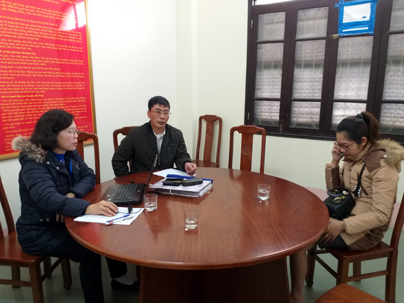 Cán bộ Trung tâm hòa giải, đối thoại (TAND TP Hạ Long) tổ chức đối thoại, giải quyết vụ việc liên quan đến hôn nhân, gia đình. Ảnh: Quang Minh