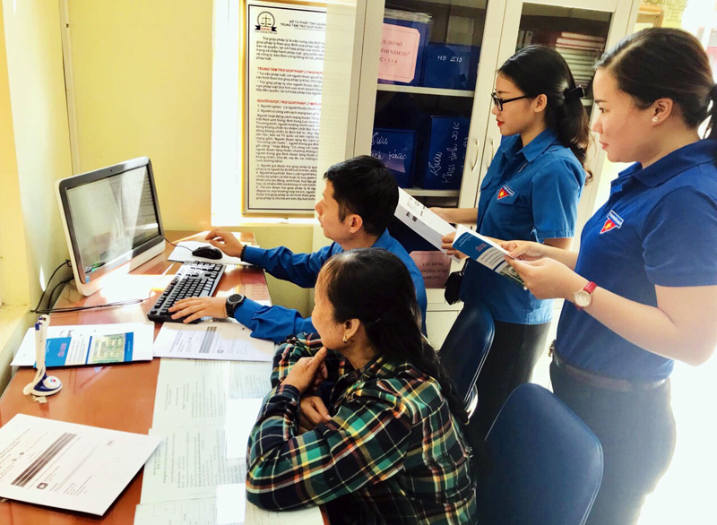 ĐVTN Đội thanh niên hướng dẫn dịch vụ công trực tuyến phường Cẩm Sơn (TP Cẩm Phả) hướng dẫn người dân sử dụng dịch vụ công trực tuyến mức độ 3 tại Bộ phận tiếp nhận và trả kết quả hiện đại của phường.