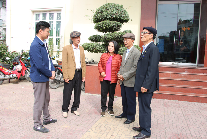 Đồng chí Hoàn (bên trái), Phó Chủ tịch UBND phường Cẩm Thành trao đổi với một số cán bộ khu phố năm bắt tình hình khu dân cư.