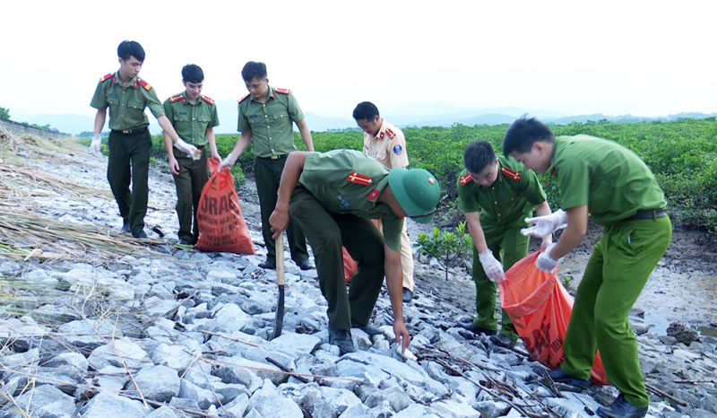 CBCS Công an huyện Hoành Bồ tham gia dọn vệ sinh môi trường trên địa bàn huyện.