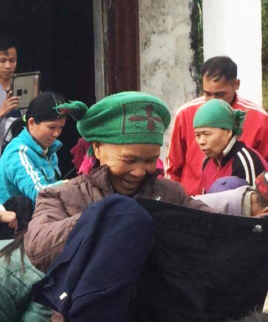 Bà con thôn Mạ Chạt, xã Vô Ngại, Bình Liêu chọn quần áo từ thiện. Ảnh: Nhân vật cung cấp.