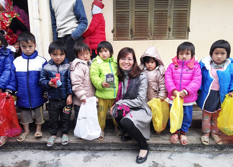 Chị Nhung cũng các đoàn thiện nguyện tặng áo mới và quà cho học sinh tại cơ sở trường sông Mooc A, xã Đồng Văn, Bình Liêu. Ảnh: nhân vật cung cấp.