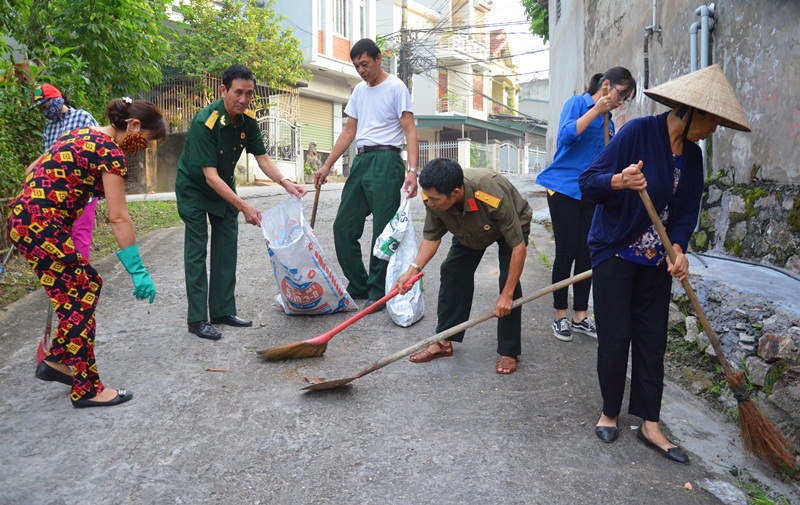 Đảng viên phường Hà TrungCán bộ, đảng viên TP Hạ Long, tham gia dọn vệ sinh môi trường trong  