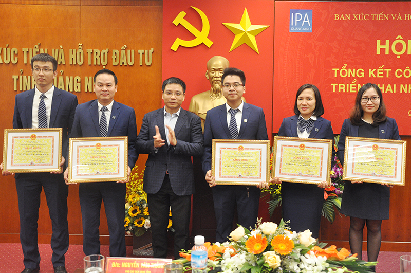 Đồng chí Nguyễn Văn Thắng, Phó chủ tịch UBND tỉnh, Trưởng Ban Xúc tiến và Hỗ trợ đầu tư trao tặng bằng khen của UBND tỉnh cho các tập thể, cá nhân có thành tích xuất sắc trong công tác và phong trào thi đua năm 2018.