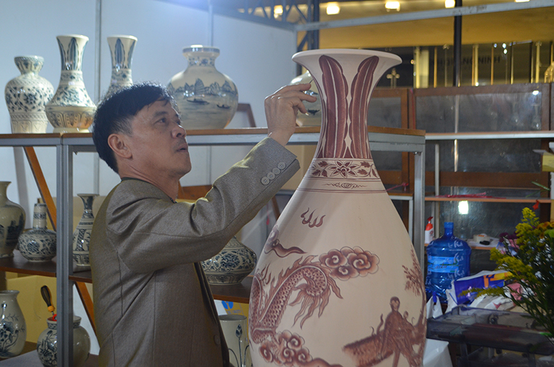 Nghệ nhân trực tiếp trang trí sản phẩm gốm sứ tại các gian hàng. 