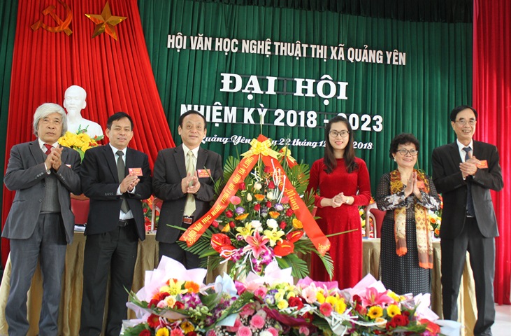 Lãnh đạo Hội VHNT Quảng Ninh chúc mừng đại hội.