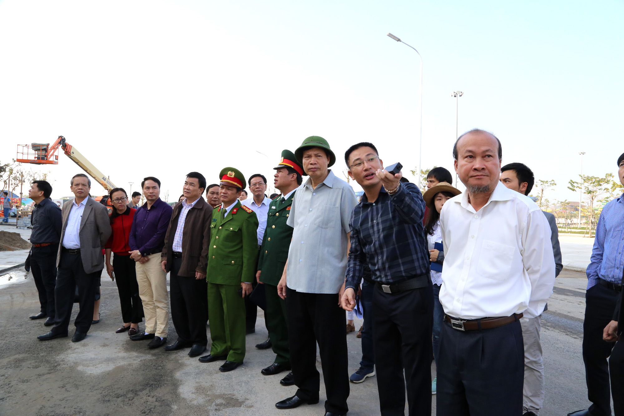 Đồng chí Nguyễn Đức Long, Phó Bí thư Tỉnh ủy, Chủ tịch UBND tỉnh, chỉ đạo công tác chuẩn bị cho lễ khánh thành Cảng tàu khách quốc tế Hòn Gai.