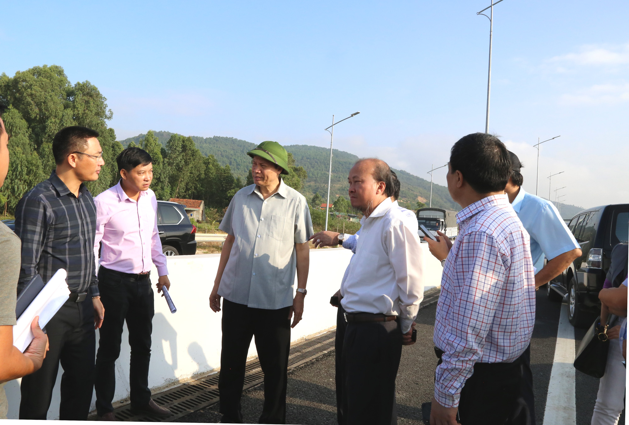 Đồng chí Nguyễn Đức Long, Phó Bí thư Tỉnh ủy, Chủ tịch UBND tỉnh kiểm tra tuyến cao tốc Hạ Long - Vân Đồn.