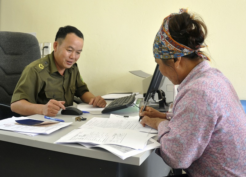 Công an xã Lê Lợi (huyện Hoành Bồ) hướng dẫn người dân ký cam kết chấp hành pháp luật và tích cực tham gia tố giác, phòng chống tội phạm, tệ nạn xã hội ở địa phương.