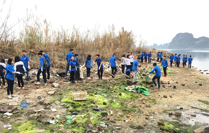 Đoàn viên thành niên TP Cẩm Phả dọn vệ sinh môi trường biển. Ảnh: Bảo Long (Đài Cẩm Phả)