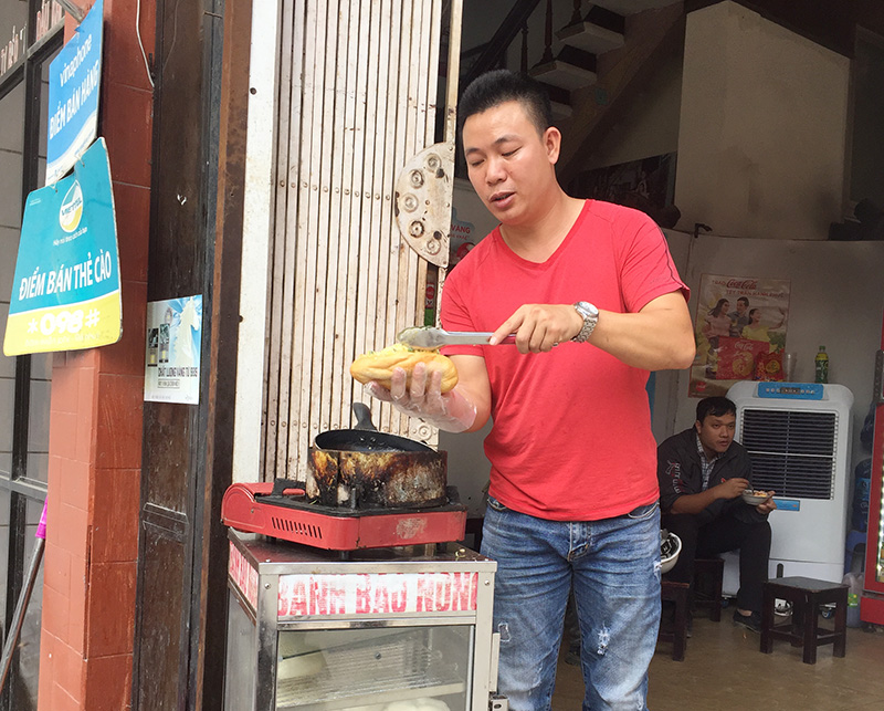 Một quầy hàng thức ăn đường phố trên đường Anh Đào, phường Bãi Cháy, TP Hạ Long chấp hành quy định về ATTP khi chế biến thức ăn cho khách