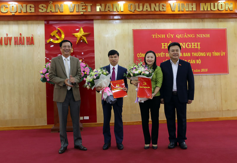 Đồng chí Nguyễn Văn Đọc, Bí thư Tỉnh ủy, Chủ tịch HĐND tỉnh trao