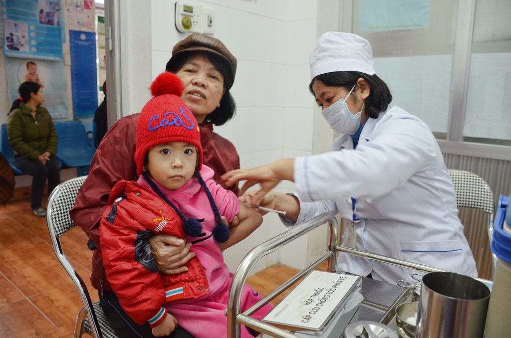 Trẻ được tiêm phòng miễn phí vắc xin sởi, rubela tại Trạm y tế phường Hà Tu, TP Hạ Long
